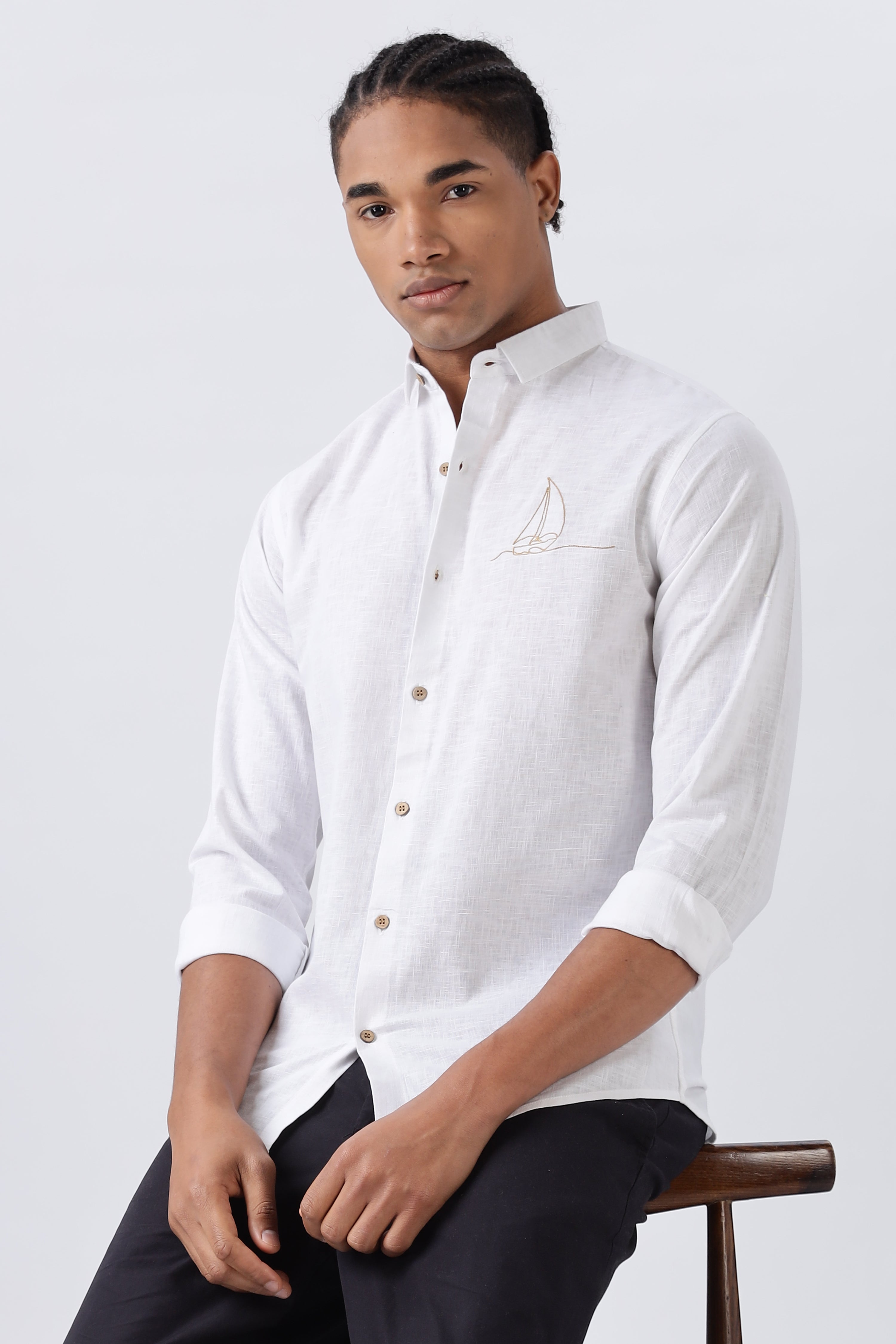 White classic pirogue embroidery shirt