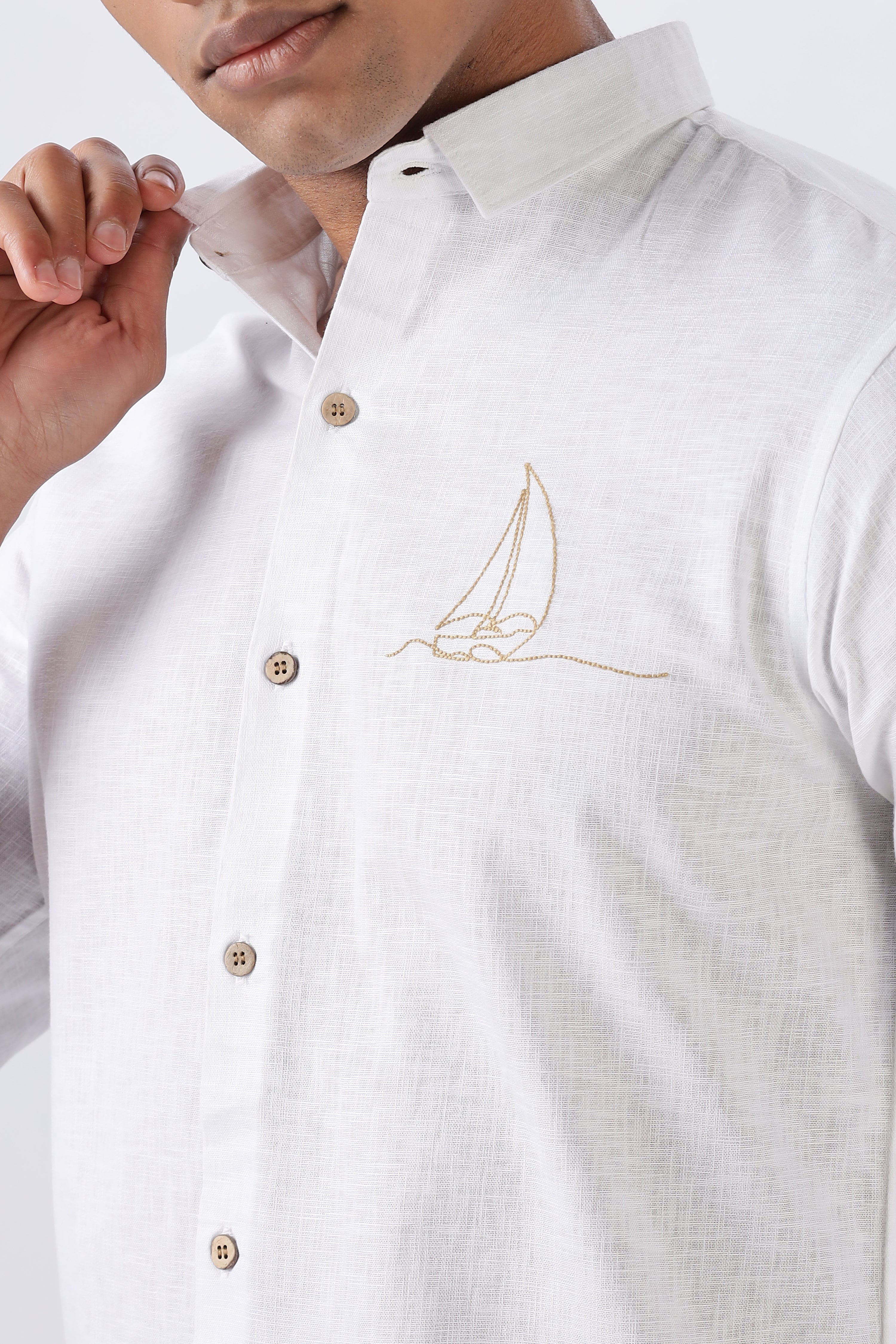 White classic pirogue embroidery shirt